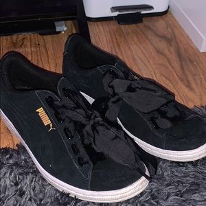 BLACK FELT PUMAS WITH RIBBON SHOE LACE